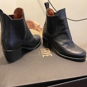 Size 8 Frye Sabrina Chelsea Boots.
